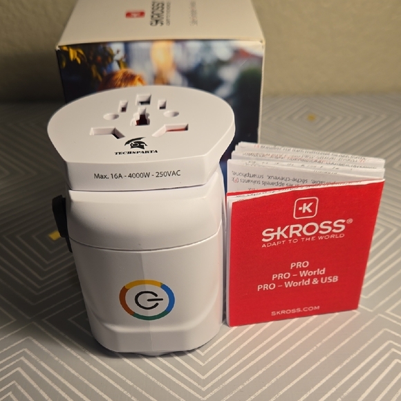 Two SKROSS PRO World Travel Adapter - Picture 4 of 8